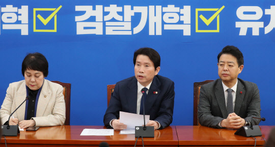 이인영 민주당 원내대표가 5일 국회에서 기자간담회를 열고 검·경 수사권 조정안 강행 의지를 밝히고 있다. 연합뉴스